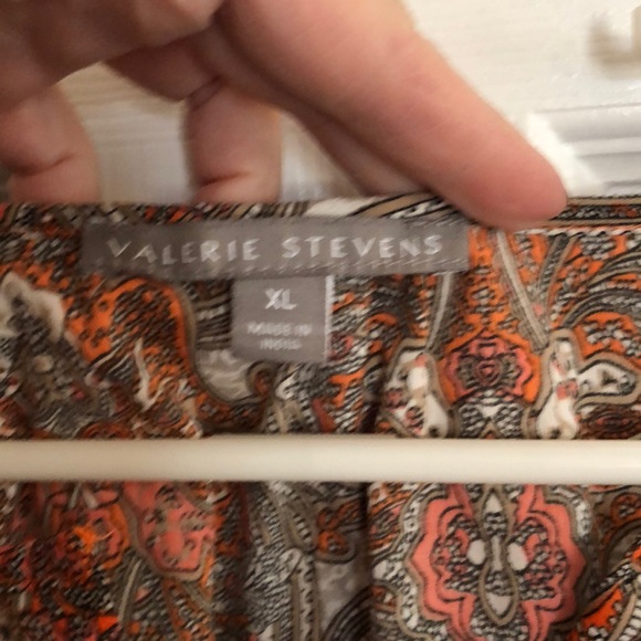 Fun paisley style top - Picture 2 of 4